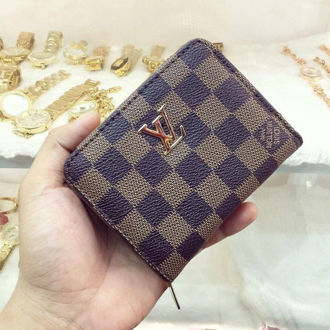 Hình ảnh củaVí da cầm tay mini Louis Vuitton